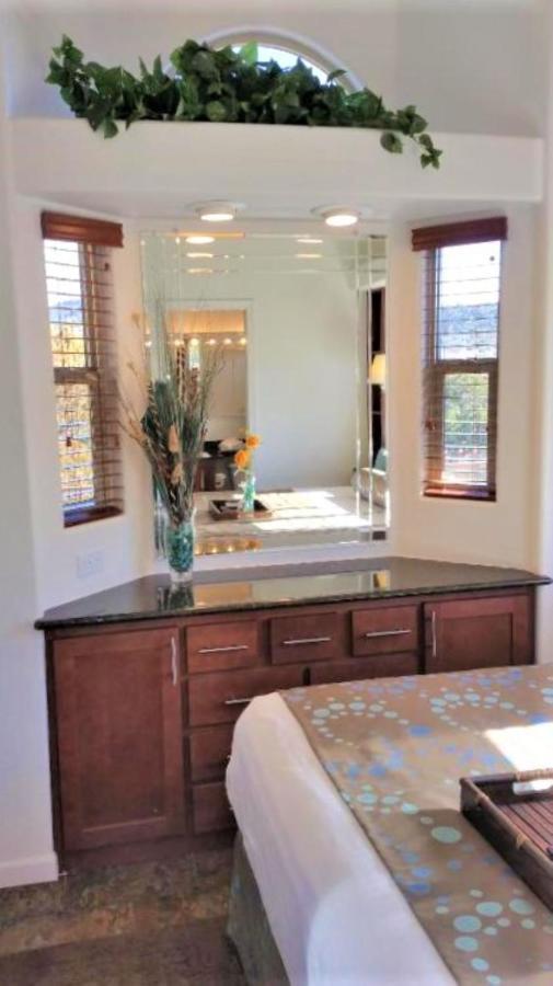 塞多纳松园度假村 外观 照片 A vanity in a bathroom