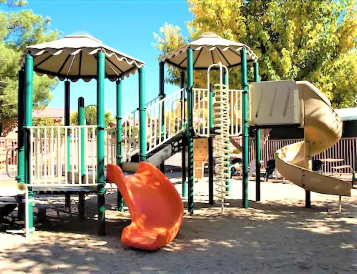 塞多纳松园度假村 外观 照片 Playground at the school