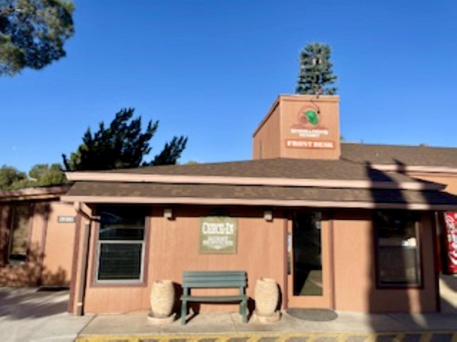 塞多纳松园度假村 外观 照片 The entrance to the visitor center at the Grand Canyon